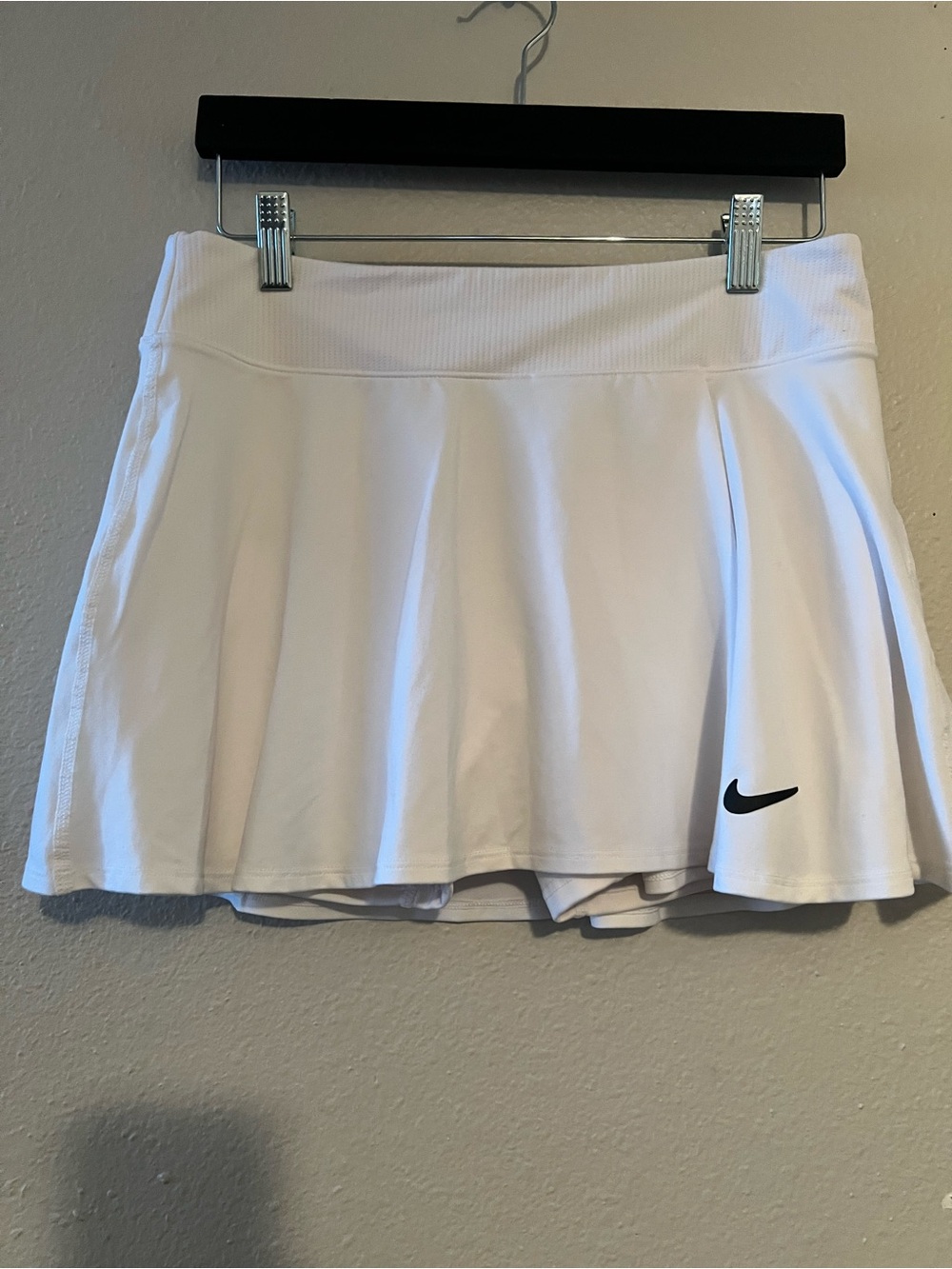 NIKE Dri-FIT Victory Flouncy Skort Womenโs Pleated Golf Tennis Skirt White